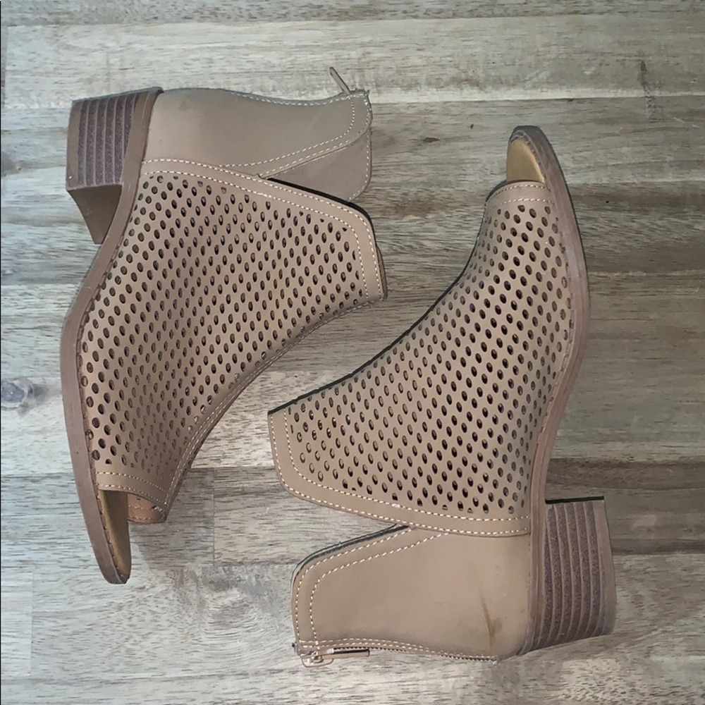 Little girls tan heels size 1
